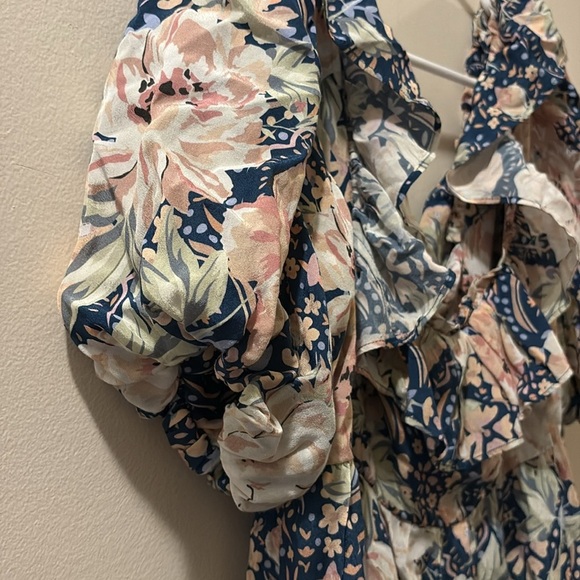 Yumi Kim Navy and Peach Floral jumpsuit - size large - puff sleeve - open back - Picture 6 of 10